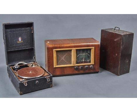 A DULCETTO SENIOR PORTABLE GRAMOPHONE, A SERANTI WALNUT MODEL 748 MAINS RADIO AND A KODAK KODASCOPE EIGHT MODEL 35 PROJECTOR,