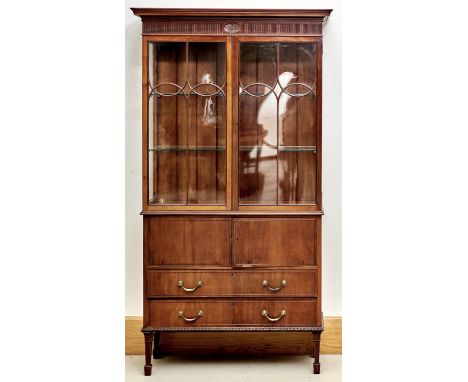 AN EDWARDIAN MAHOGANY DISPLAY CABINET IN GEORGE III STYLE, C1905, FLARED CORNICE ABOVE A FLUTED FRIEZE CENTRED ON A FOLIATE C