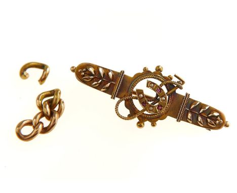 A VICTORIAN RUBY, SPLIT PEARL AND 15CT GOLD BAR BROOCH, 40MM L, CHESTER 1895 AND A SMALL PIECE OF SCRAP 15CT GOLD CHAIN, 4.8G