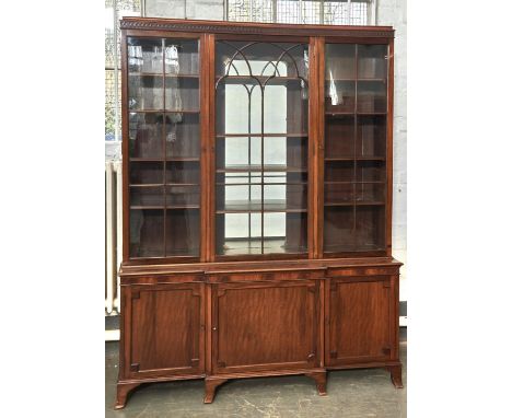 A REPRODUCTION MAHOGANY BREAKFRONT DISPLAY CABINET IN GEORGE III STYLE, C1960, THE CADDY TOP ABOVE A VITRUVIAN BLIND FRET CAR