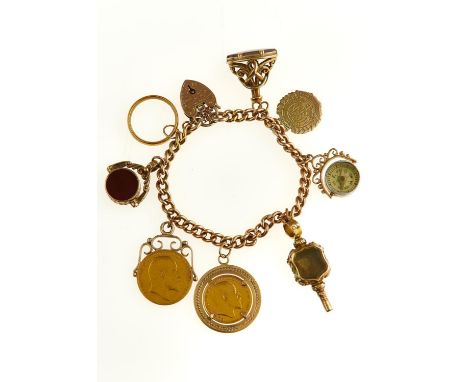 A GOLD CHARM BRACELET, THE 9CT GOLD CURB BRACELET HUNG WITH A COLLECTION OF CHARMS, INCLUDING SOVEREIGN 1907 AND HALF SOVEREI