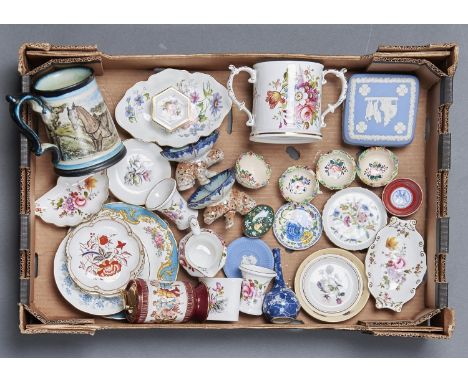 A QUANTITY OF DECORATIVE CERAMICS, INCLUDING HAMMERSLEY TWO HANDLED CYLINDRICAL MUG, TWO ROYAL CROWN DERBY PETAL SHAPED DISHE