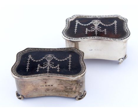 A PAIR OF EDWARD VII COMMODE SHAPED&nbsp; SILVER TRINKET BOXES WITH SILVER INLAID TORTOISESHELL INSET LID, 97MM L, BY LEVI &a