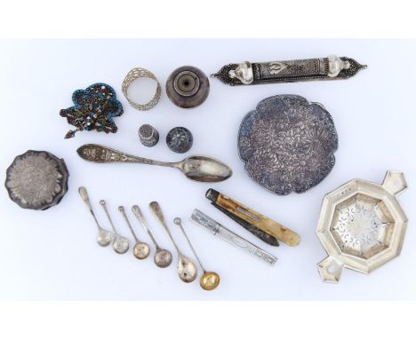 A SILVER TEA STRAINER AND MISCELLANEOUS OTHER ENGLISH AND FOREIGN SILVER ARTICLES, TO INCLUDE ONE HALF OF A RUSSIAN SILVER GI