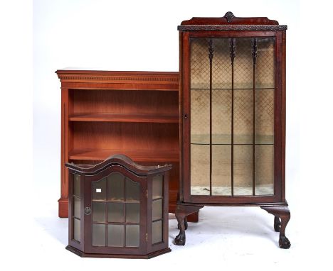 A REPRODUCTION YEW VENEERED OPEN BOOKCASE, LATE 20TH C, THE TOP WITH DENTIL MOULDED FRIEZE, ADJUSTABLE SHELVES, SHAPED APRON 