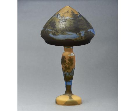 A CAMEO GLASS LANDSCAPE LAMP AND LAMPSHADE, AFTER GALLE, SECOND HALF 20TH C, LAMP 34.5CM H, SHADE 32CM DIAM, BEARS SPURIOUS C