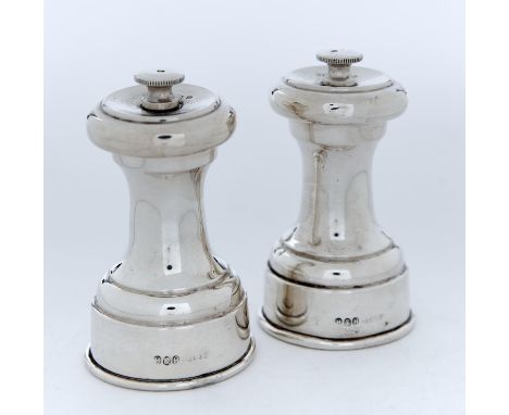 A PAIR OF GEORGE V SILVER PEPPER MILLS, APPROXIMATELY 85MM H, BY HUKIN AND HEATH LIMITED, BIRMINGHAM 1930 Good condition