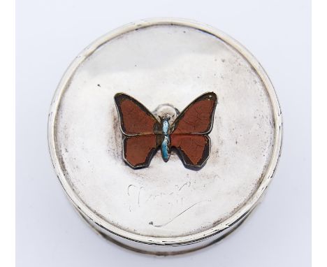 A GEORGE V SILVER TRINKET BOX, WITH HINGED SILVER AND ENAMEL BUTTERFLY FINIAL, 70MM DIAM, BY THE GOLDSMITHS &amp; SILVERMITHS