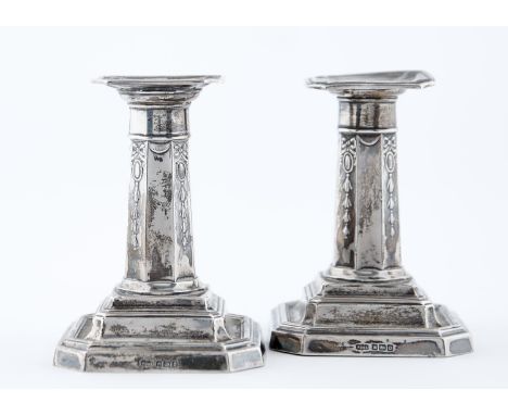 A PAIR OF EDWARDIAN&nbsp; SILVER DWARF COLUMNAR CANDLESTICKS EMBOSSED WITH BELLFLOWERS, 10CM H, BY JAMES DIXON &amp; SONS LTD