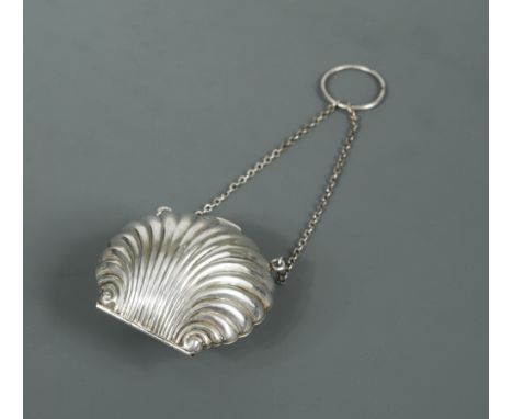 A George V silver novelty coin purse, by Joseph Jennens &amp; Co, Birmingham 1913, in the form of a hinged scallop shell, the