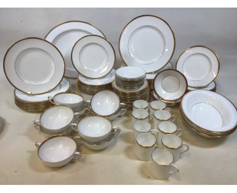 A Royal Worcester Viceroy dinner service comprises nine dinner plates, 8 breakfast plates, 8 side plates, 8 tea plate, 2 serv