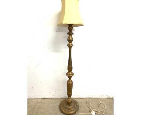 A Gilt standard lamp. Height including shade. H:151cm