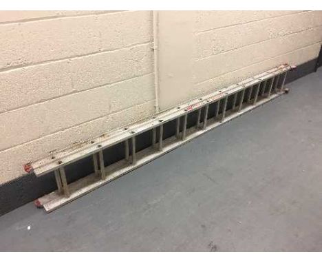 A double aluminium extension ladder