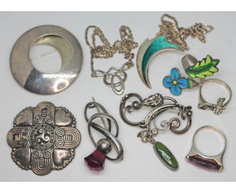 A mixed lot of silver and white metal jewellery comprising a French target brooch, a Charles Horner style broch set with a pu