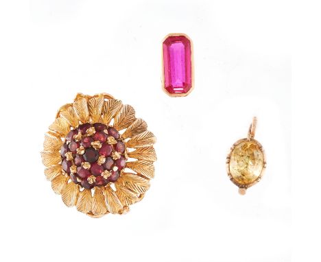 A MIXED LOT OF JEWELLERY in yellow gold, comprising of a ring, in floral design, set with round cut garnets, a single earring