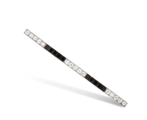 AN ART DECO DIAMOND AND ONYX BAR BROOCH, EARLY 20TH CENTURY designed as a single row of alternating groups of five step cut o