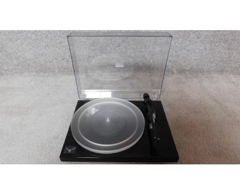 A turntable from Pro-Ject, model Carbon Esprit SB, with a carbon fibre tonearm and acrylic platter. W.41 D.32cm 