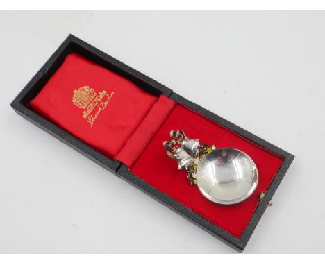 Stuart Devlin silver and enamel caddy spoon in a fitted case. UK P&amp;P Group 1 (£16+VAT for the first lot and £2+VAT for su