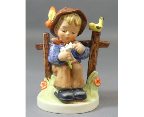   Hummelfigur Porzellan, sitzender Junge mit Blume und Vogel, Manufaktur Goebel, h 11,5 cm,           
