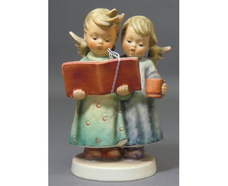   Hummelfigur singende Putti, Nr. 193, "Stille Nacht", ein Flügel geklebt, Manufaktur Goebel, h 13 cm,           