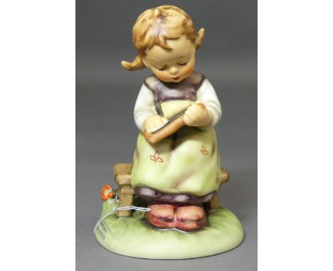   Hummelfigur Porzellan, Mädchen mit Schultafel, "Musterschülerin", Manufaktur Goebel, h 11 cm,           