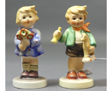   Paar Hummelfiguren bunt bemalt, Junge mit Spielzeugpferd, Mädchen mit Blumen, Bodenmarke, Manufaktur Goebel, h 9,5 cm,     