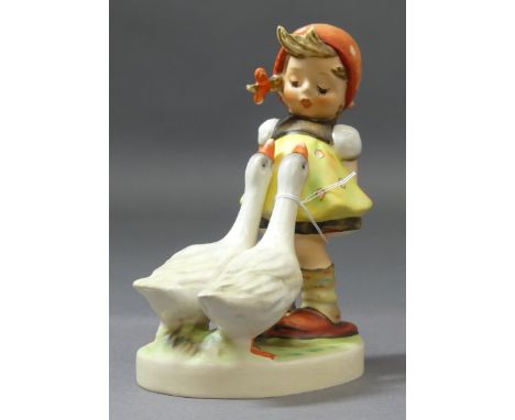   Hummelfigur Porzellan, Gänseliesl, Mädchen mit schnatternden Gänsen, Manufaktur Goebel, h 10,5 cm,           