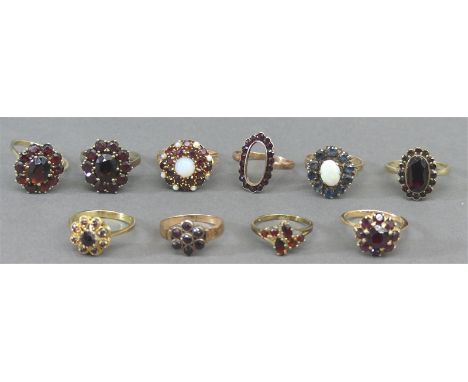   Konvolut Granatschmuck  10 Ringe, 5x 8 kt., 4x 14 kt., 1x 18 kt., Gelb- und Rotgold, 1 Mittelstein fehlt, reicher Granatbes