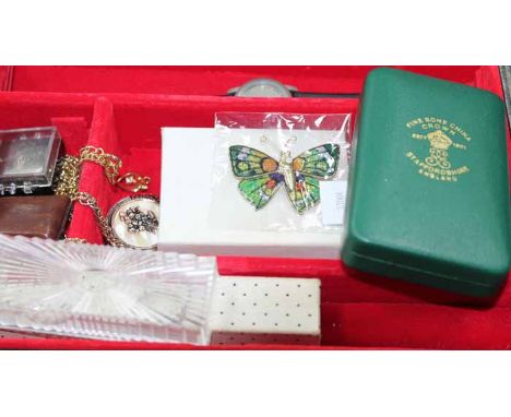 VINTAGE JEWELLERY BOX AND CONTENTS OF COSTUME JEWELLERY
including 9ct gold ring, Parker pen, brooches, chains, watch, etc (qt