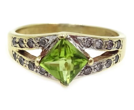 9ct gold peridot dress ring hallmarked Condition Report size LClick here for further images, condition, auction times & deliv