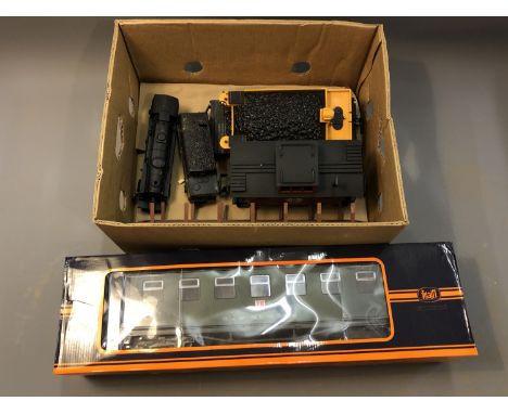 A Lionel Lines die cast locomotive and coal wagon, two Bachmann wagons, an Aristo-Craft flat bed wagon and a boxed Train Comp
