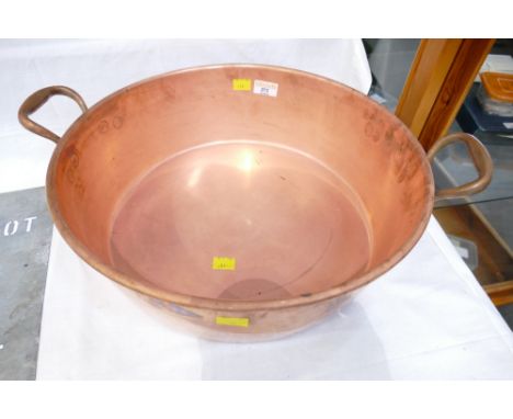 Large copper two handled basin, 40 cm diameter 