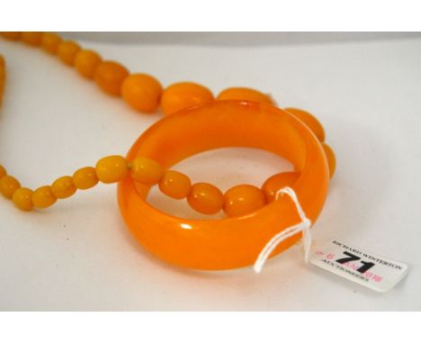 TWO ITEMS OF BAKELITE JEWELLERY, to include a bangle and a necklace