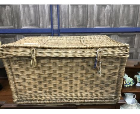 LARGE WICKER HAMPER