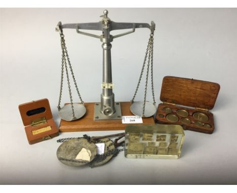 COUNTY OF LANARK ONE OUNCE ALUMINIUM SCALE, along with a sovereign balance, a set of avery one ounce to one dram brass weight