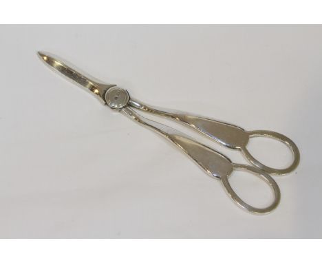 A PAIR OF EDWARDIAN SILVER GRAPE SCISSORS, George Howson, Sheffield 1903. 4.2oz, 18.5cm