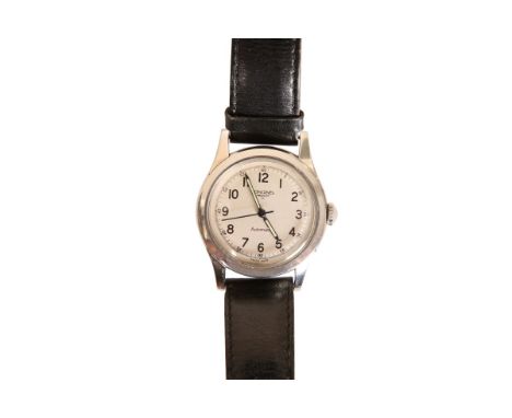 A GENTLEMAN'S LONGINES AUTOMATIC WRISTWATCH, the circular dial with centre sweep seconds, hours and outer minutes. Case 33mm 