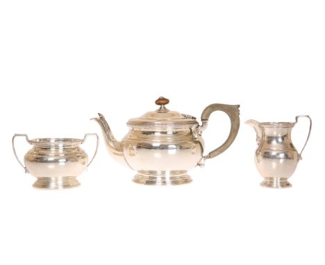 A GEORGE VI SILVER THREE PIECE TEA SERVICE, BIRMINGHAM 1939, each piece of globular form, on a stepped circular foot. 28 troy