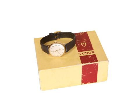 A GENTLEMAN'S 9 CARAT GOLD TUDOR WRISTWATCH, the circular dial with Arabic numerals and centre sweep seconds, 17 ruby movemen
