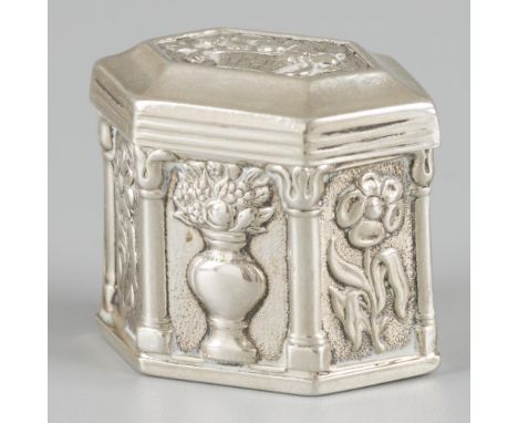 6-sided model with floral panel decoration. 20th century, hallmarks: 12, Z, 800. 16 grams, 800/1000. Dim. L 3.8 cm, W 2.5 cm,