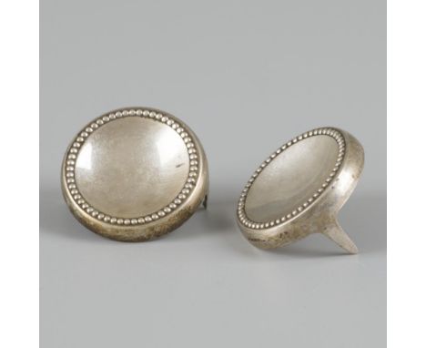 Round model with pearl rim. Netherlands, Voorschoten, Zilverfabriek Voorschoten, early 20th century, hallmarks: sword, maker'