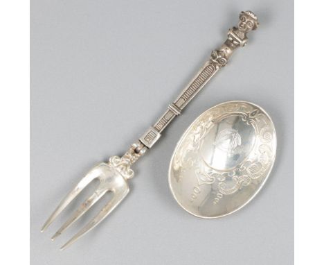 After a 17th-century example, consisting of a fork with a removable oval spoon tray. The fork has a lobe style stem and is to