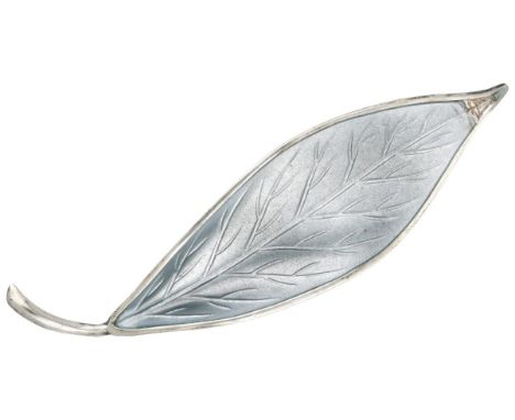 Hallmarks: scales, D-A, 925 S, Norway, sterling, W. A piece of enamel is missing. LxW: 6.6 x 1.8 cm. Weight: 6.4 grams.