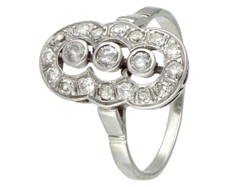 Set with 3 central brilliant cut diamonds (P / G-H and I-J) and 16 surrounding brilliant and single cut diamonds (SI-P / vari