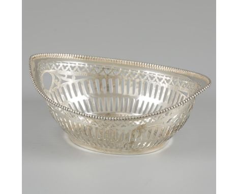 Boat-shaped model with openwork sides and moulded pearl rim. The Netherlands, Haarlem, A. Presburg, 1950, hallmarks: lion, Mi