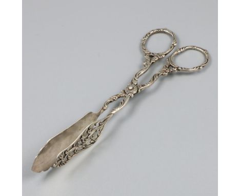 Beautifully cast model with moulded decoration, 1 side of pliers with openwork. Germany, CB?, 20th century, hallmarks: 835, u
