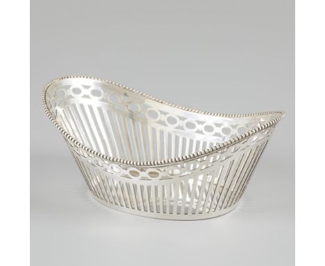 Oval boat-shaped model with openwork sides and pearl rim. Netherlands, Haarlem, A. Persburg &amp; A.A. Heightiling, 1923, hal