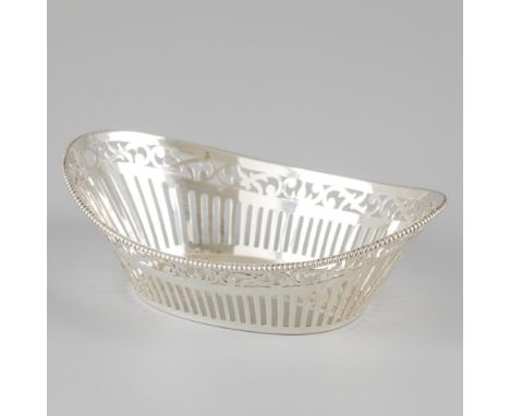 Oval boat-shaped model with openwork sides and soldered pearl rim. The Netherlands, Willege Langerak, L. Marcelis, 1929, hall