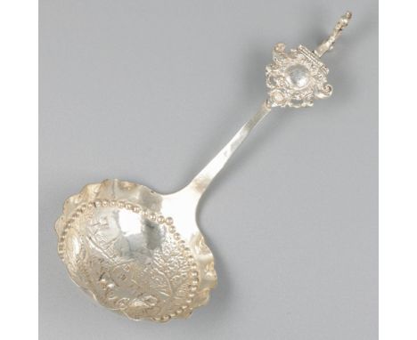 Large model with embossed decorations and pearl rim in the bowl. On the stem a soldered cartouche, crowned with a stylized ar