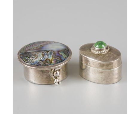 Consisting of a round and oval model decorated with mother-of-pearl and agate. Mexico, 20th century, hallmarks: 925, Mexico, 